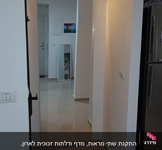 מראה גדולה על קיר במסדרון מואר
